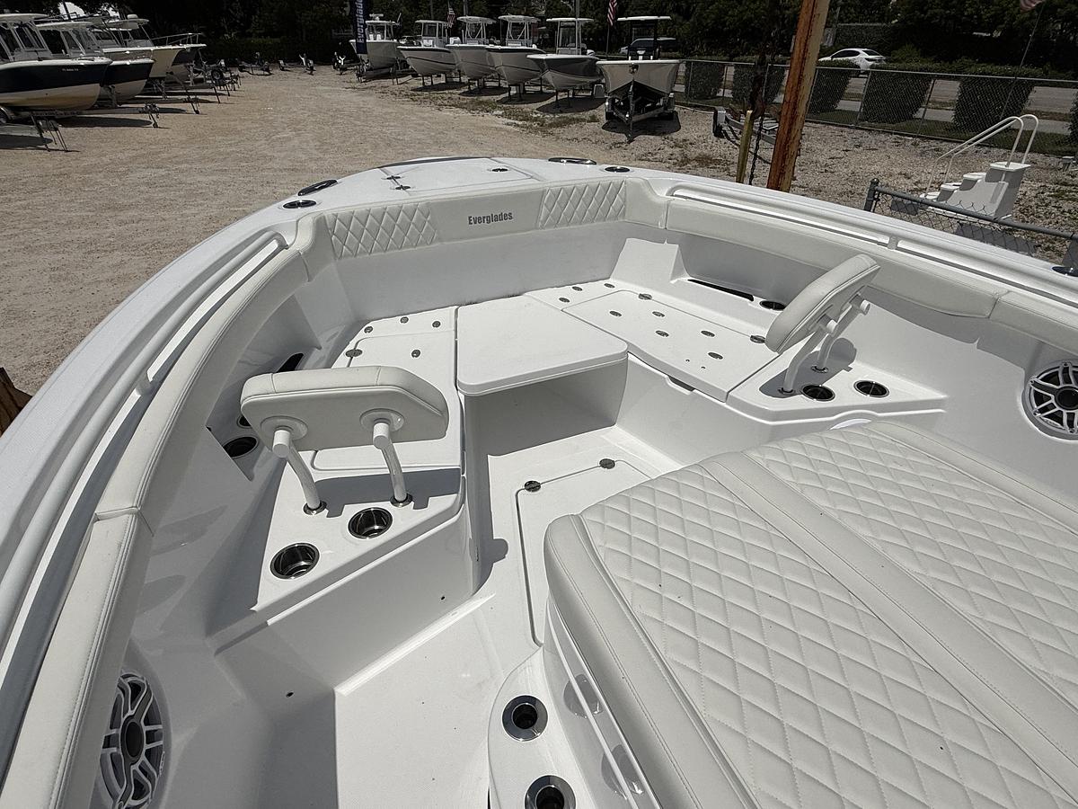 Used 2027 Everglades 315 Center Console