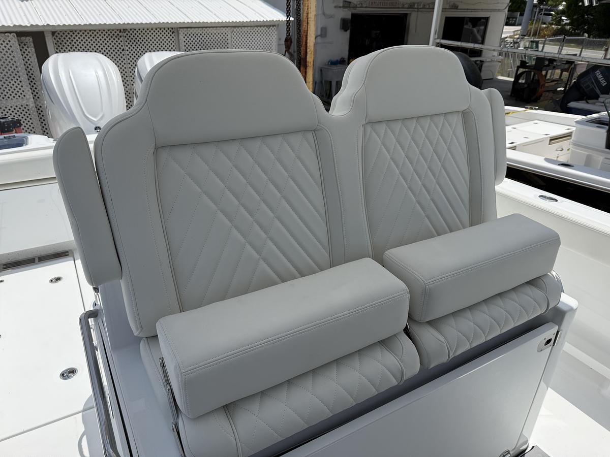 Used 2027 Everglades 315 Center Console