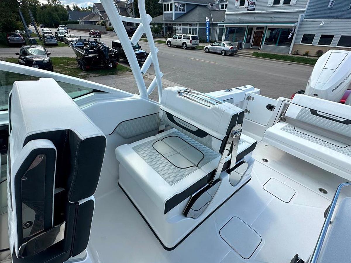 Used 2024 Blackfin 302 DC