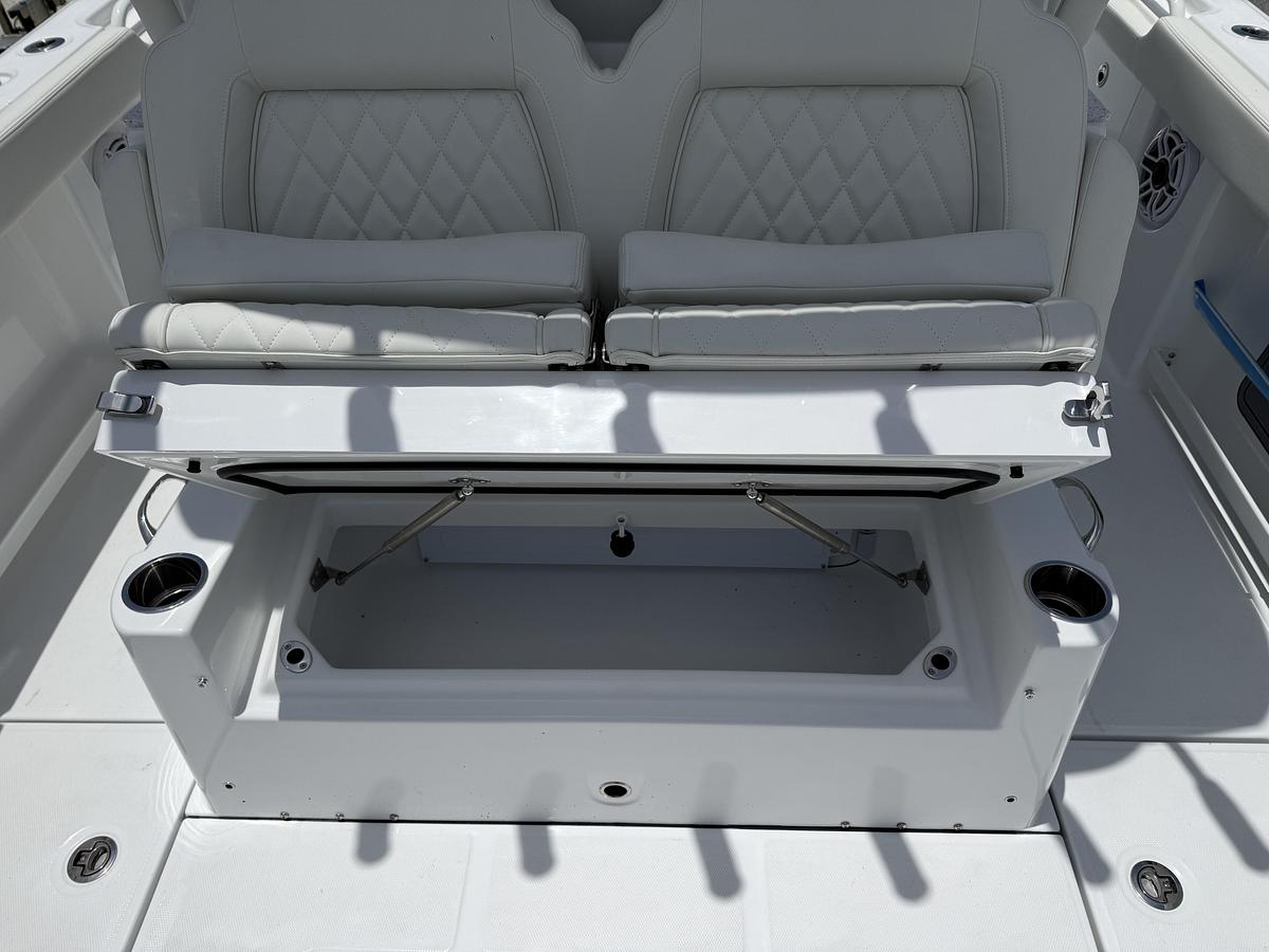 Used 2027 Everglades 315 Center Console