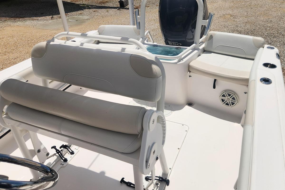 Used 2011 Everglades 230 Center Console