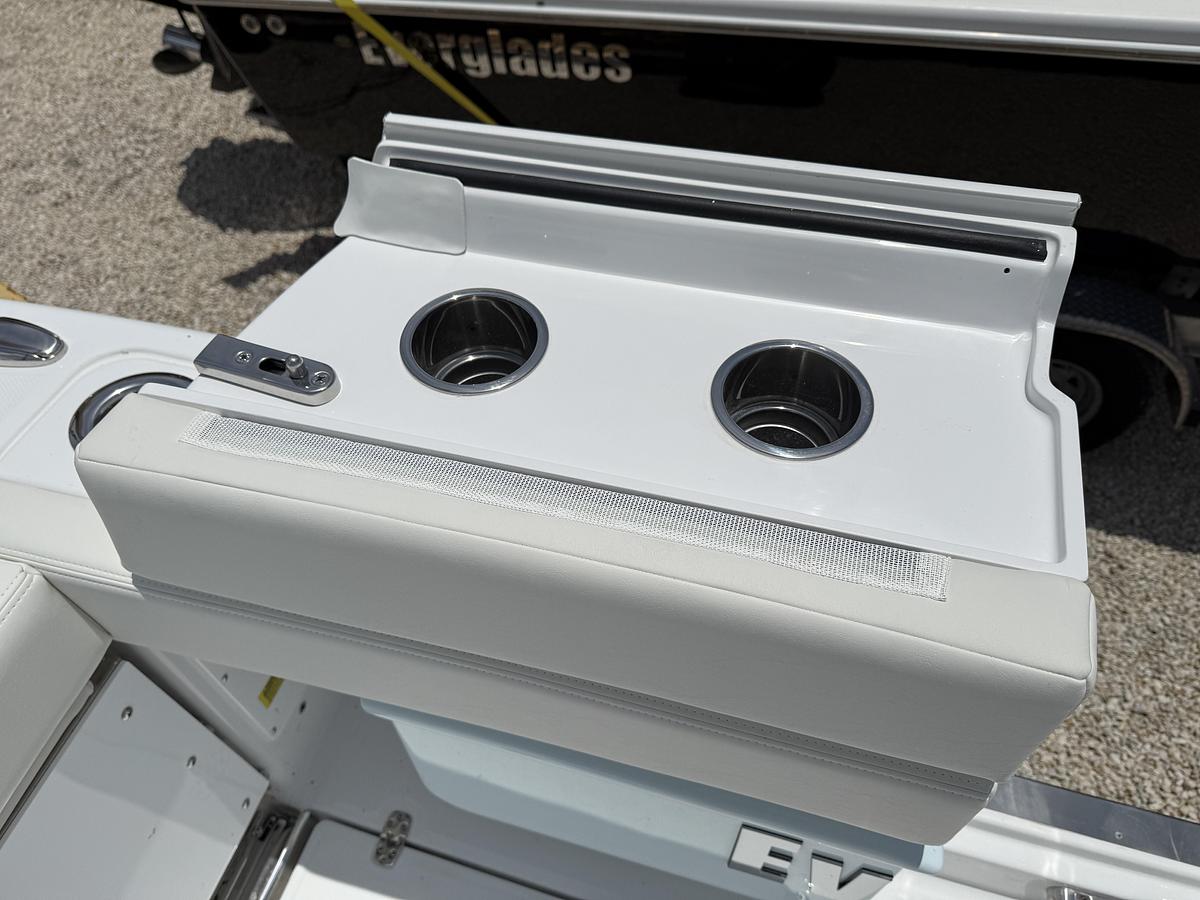 Used 2027 Everglades 315 Center Console