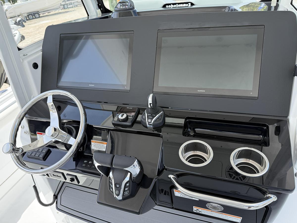 Used 2027 Everglades 315 Center Console