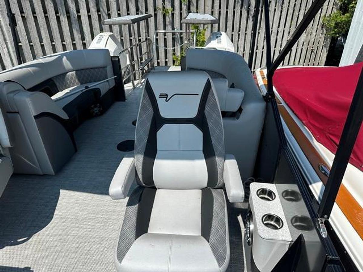 2024 Vanderbilt 700 T
