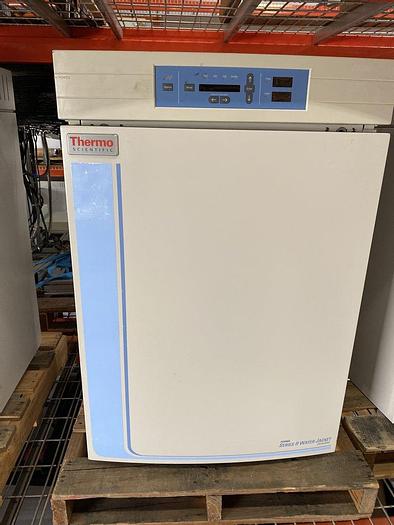 Used Thermo 3110 Water Jacketed CO2 Incubator
