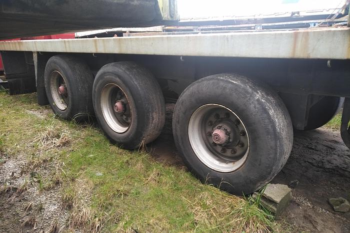 Usado 1987 TRAILOR Tri axle on springs with twist locks for containers