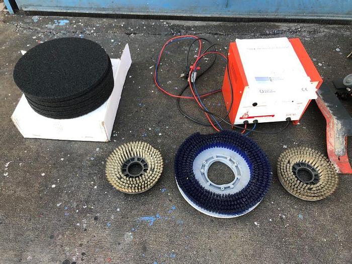 Usato LAVASCIUGA UOMO A BORDO NILFISK BR 751