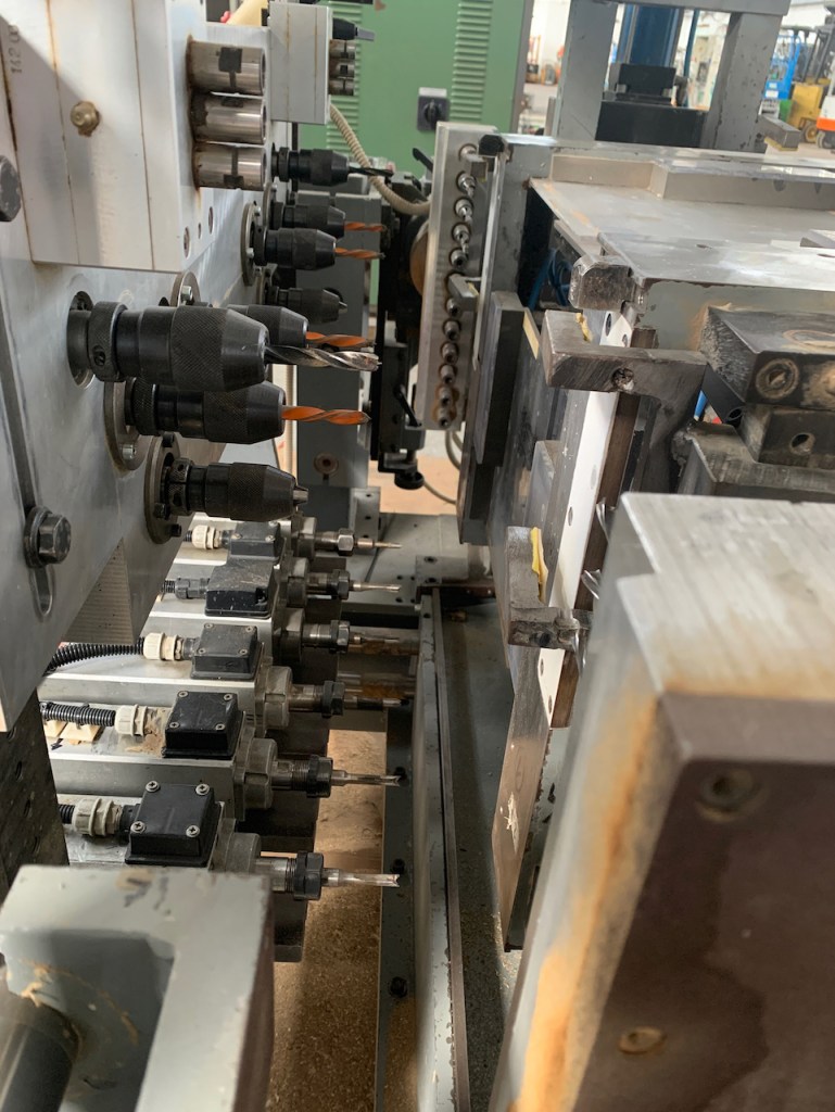 Ricondizionato Mortasatrice automatica Comec, con caricatore, per elementi di lettini per bambini