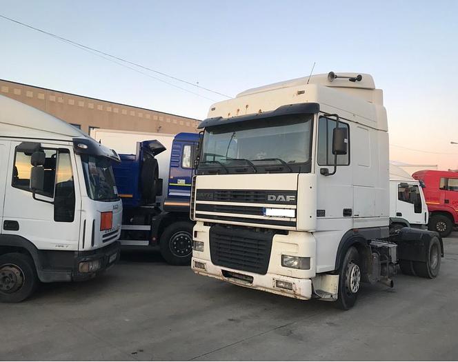 Usado 2002 DAF XF 95 430 ZF manual tractor unit