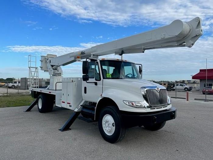 Used Altec AM900 72ft 2-Man Bucket Boom on 2005 International 4400 Flatbed Truck - C02875