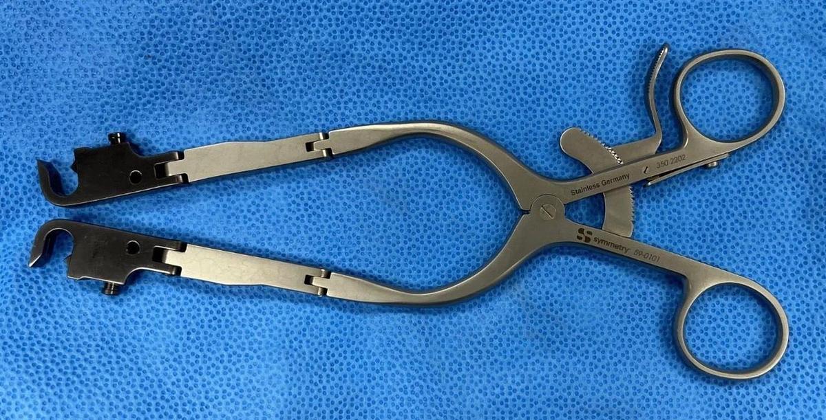 Used Symmetry Surgical Double Hinge Longitudinal Side Loading Retractor 59-0101