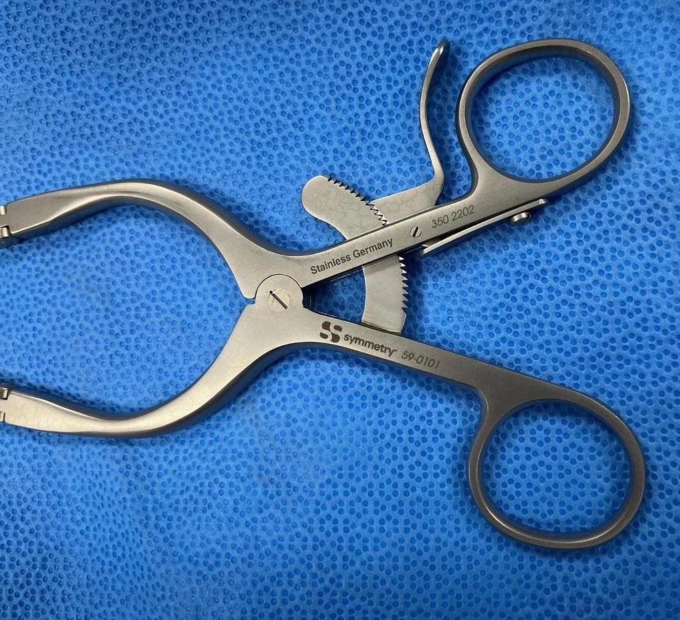 Used Symmetry Surgical Double Hinge Longitudinal Side Loading Retractor 59-0101