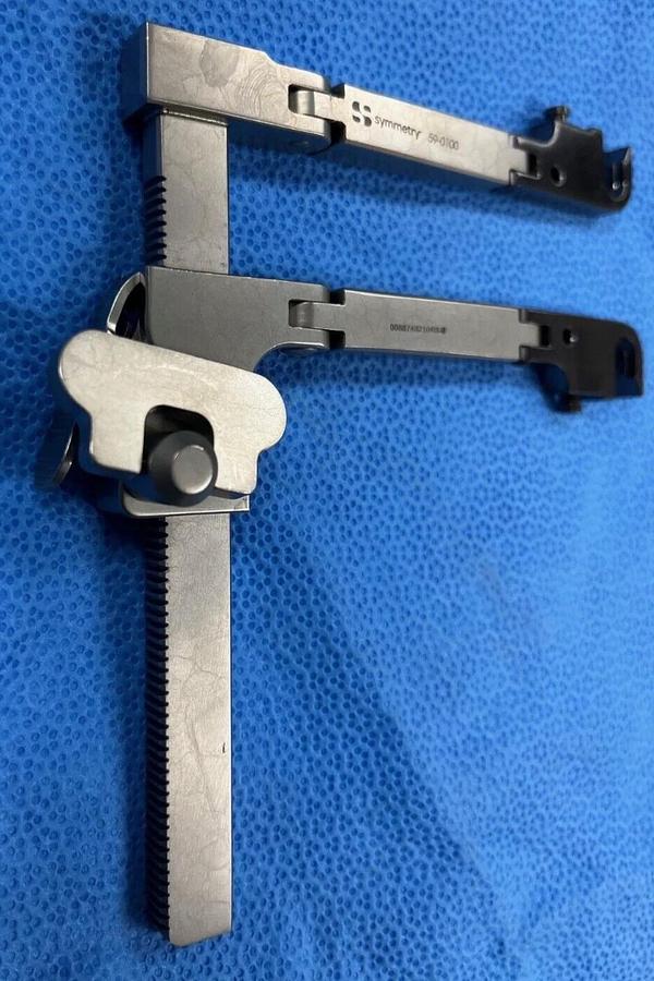 Used Symmetry Surgical Transverse Side Loading Double Hinge Retractor 59-0100