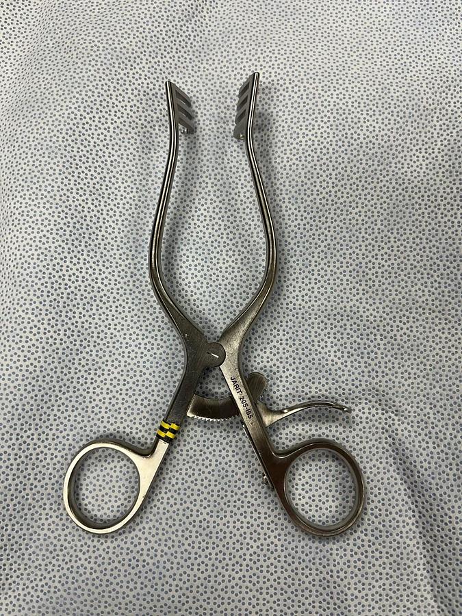 Used Integra Jarit Surgical Weitlaner Retractor 205-155 - 3 x 4 Teeth Sharp 6-3/8"