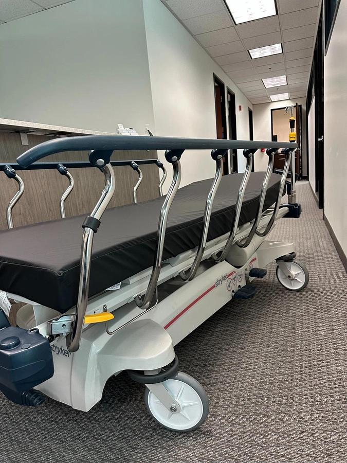 Refurbished Stryker 1005 Glideaway Stretcher w Mattress