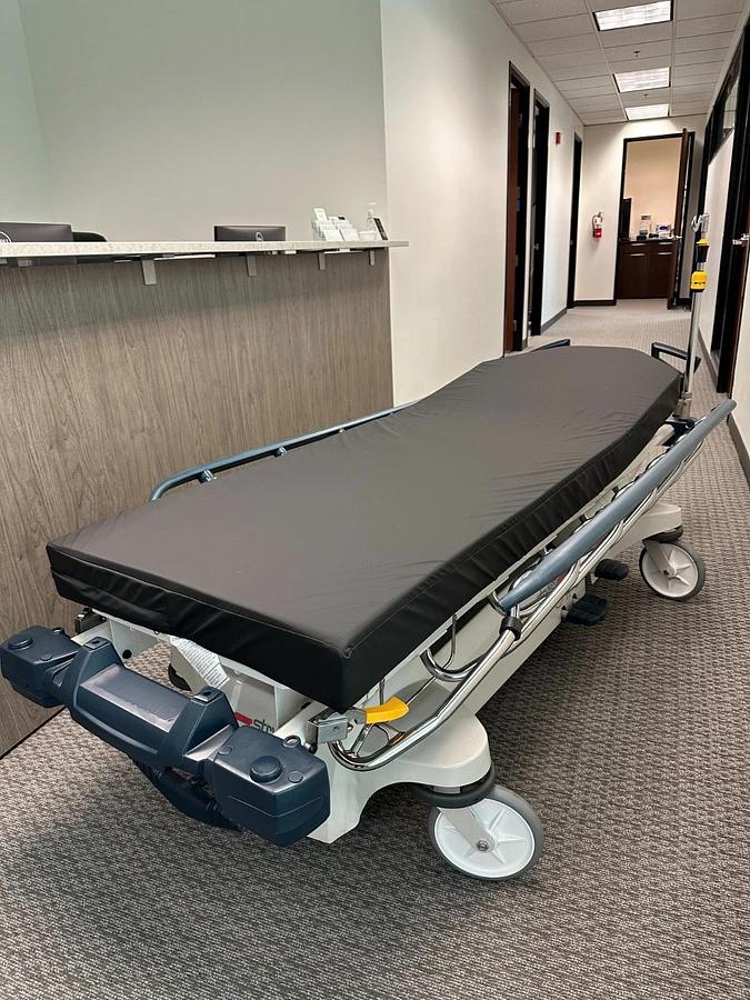 Refurbished Stryker 1005 Glideaway Stretcher w Mattress