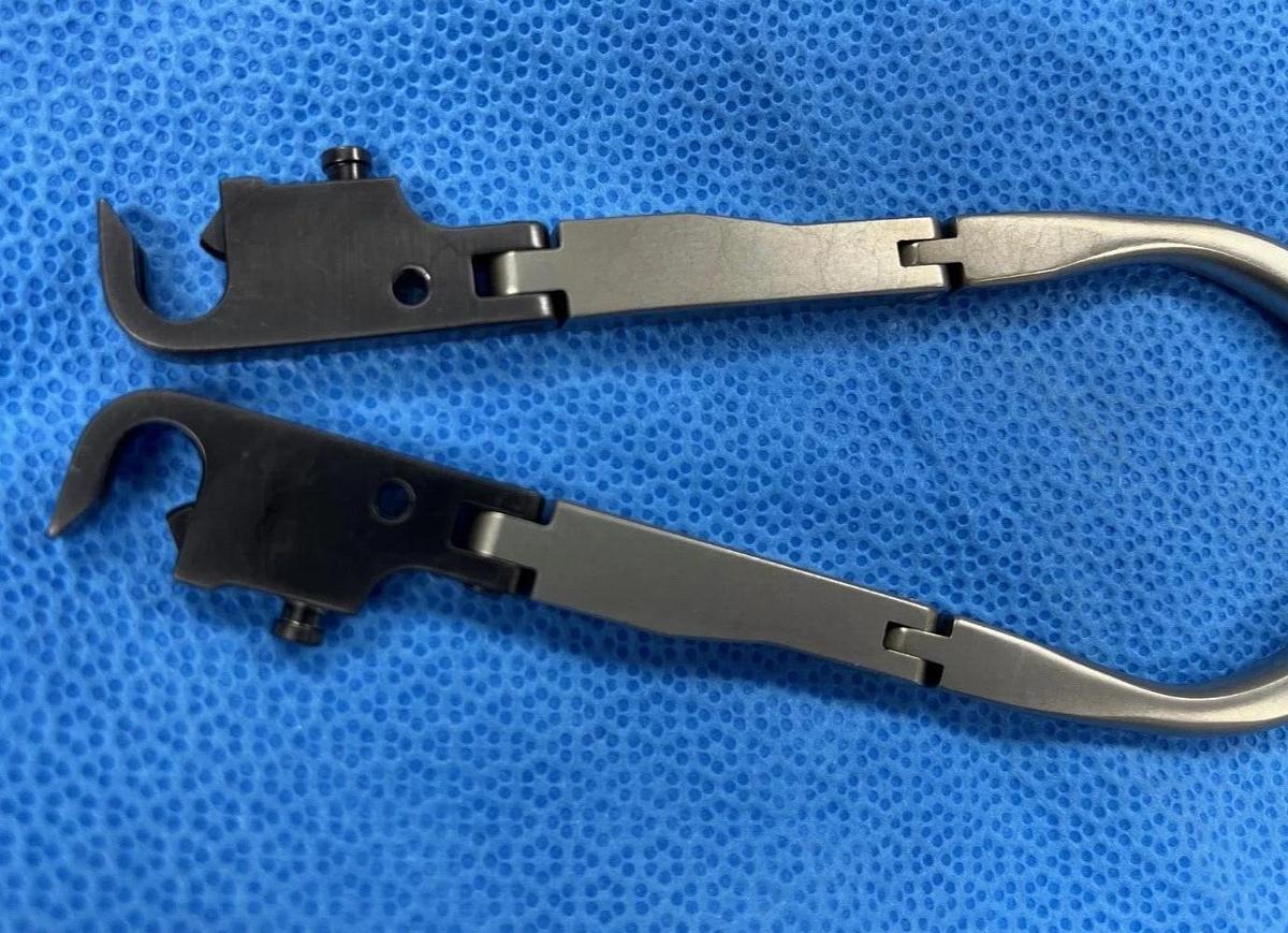 Used Symmetry Surgical Double Hinge Longitudinal Side Loading Retractor 59-0101