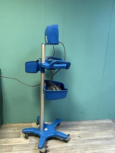 Used GE Carescape V100 DINAMAP Patientenmonitor auf Trolley mit Blutdruckmanschette
