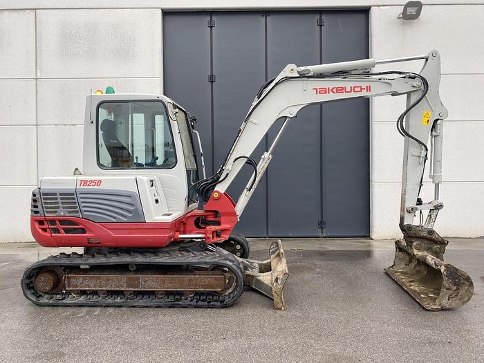 Usato 2015 TAKEUCHI TB 250