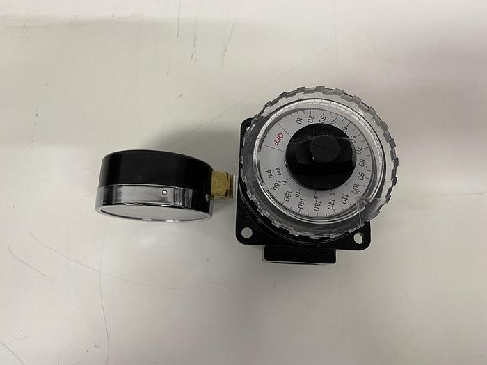 Used Wilkerson R21-03-000 A09 Dial-Air Regulator w/ Gauge 1/2" NPT 300PSI