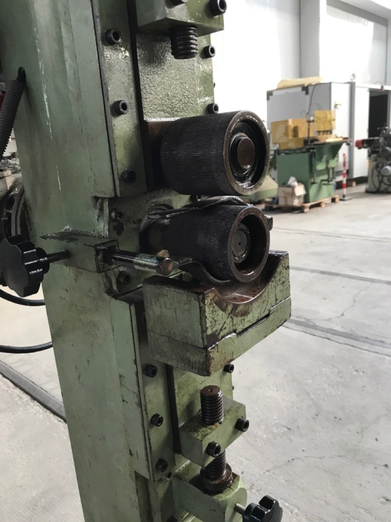 Usato Zigrinatrice singola per pezzi tondi e dritti