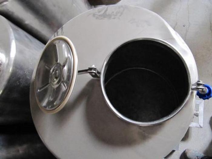 Used 520 L round stainless steel transport tanks