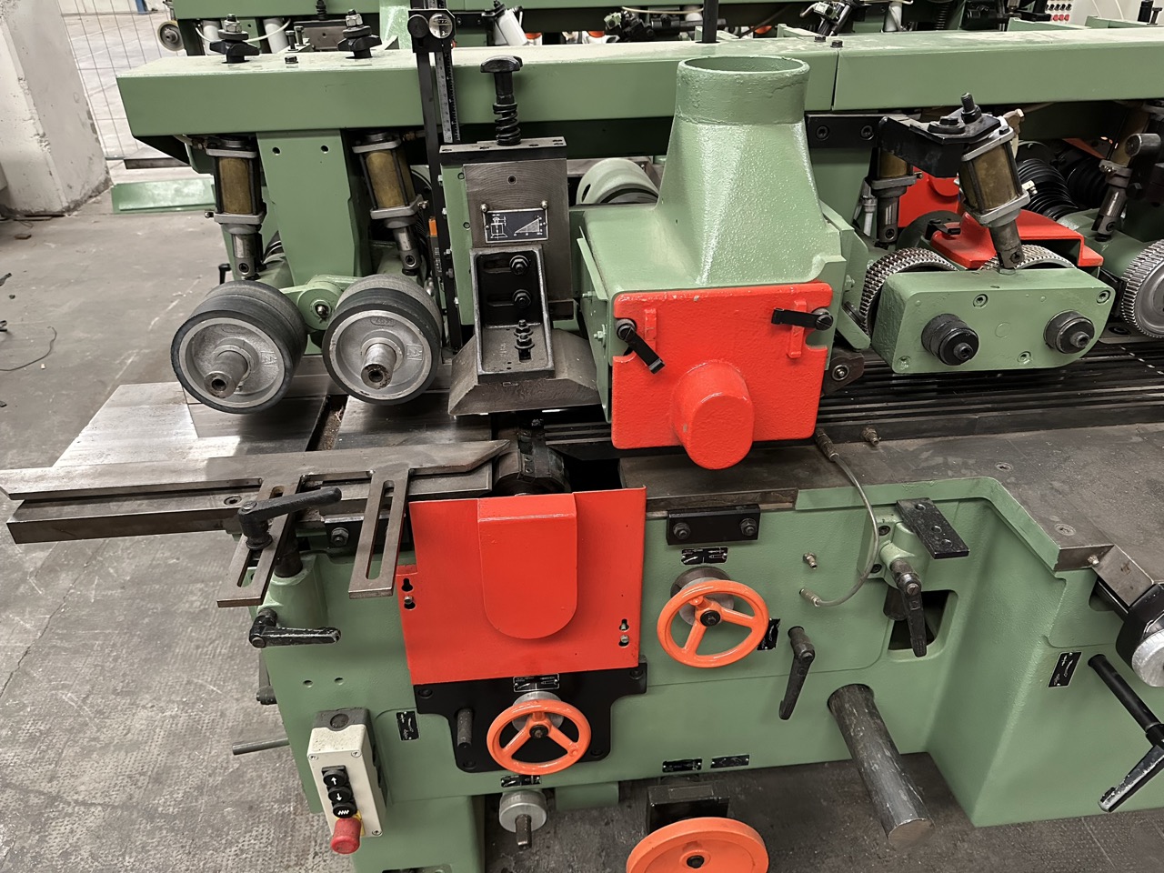 Ricondizionato Weinig UNI 22 A Unimat 22 Scorniciatrice a 6 alberi con albero sinistro automatico