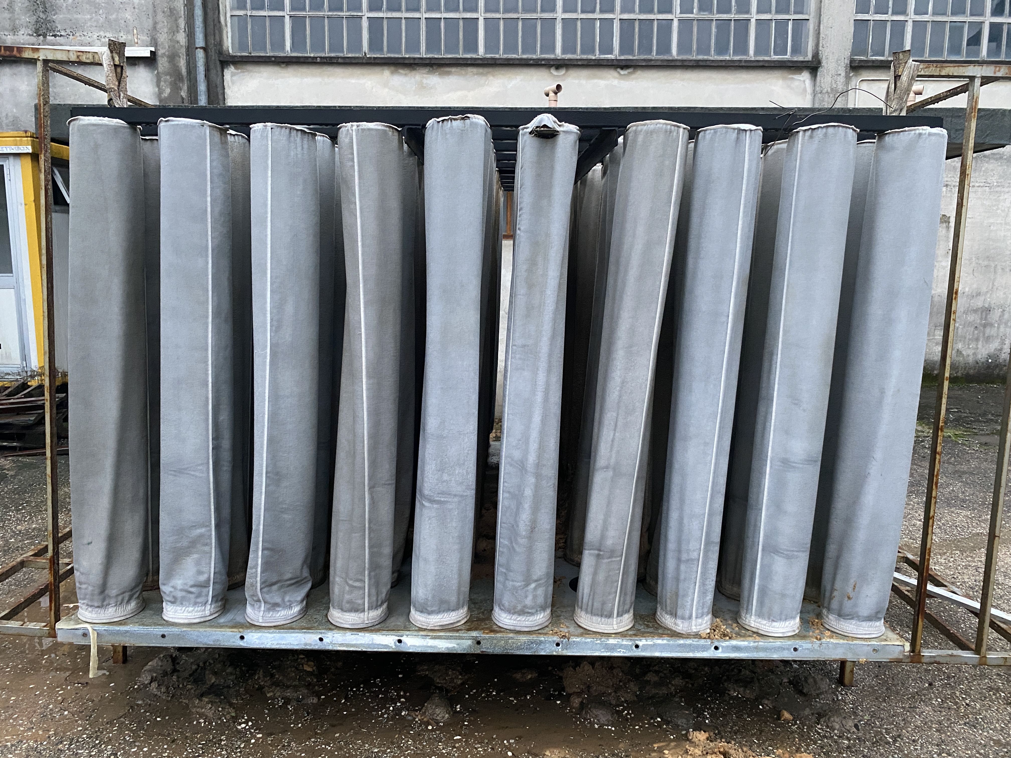 Usato Silos zincato, con scarico a caduta da sotto. Già smontato.