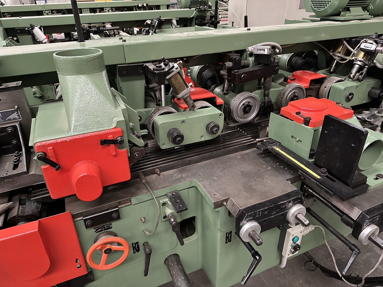 Ricondizionato Weinig UNI 22 A Unimat 22 Scorniciatrice a 6 alberi con albero sinistro automatico