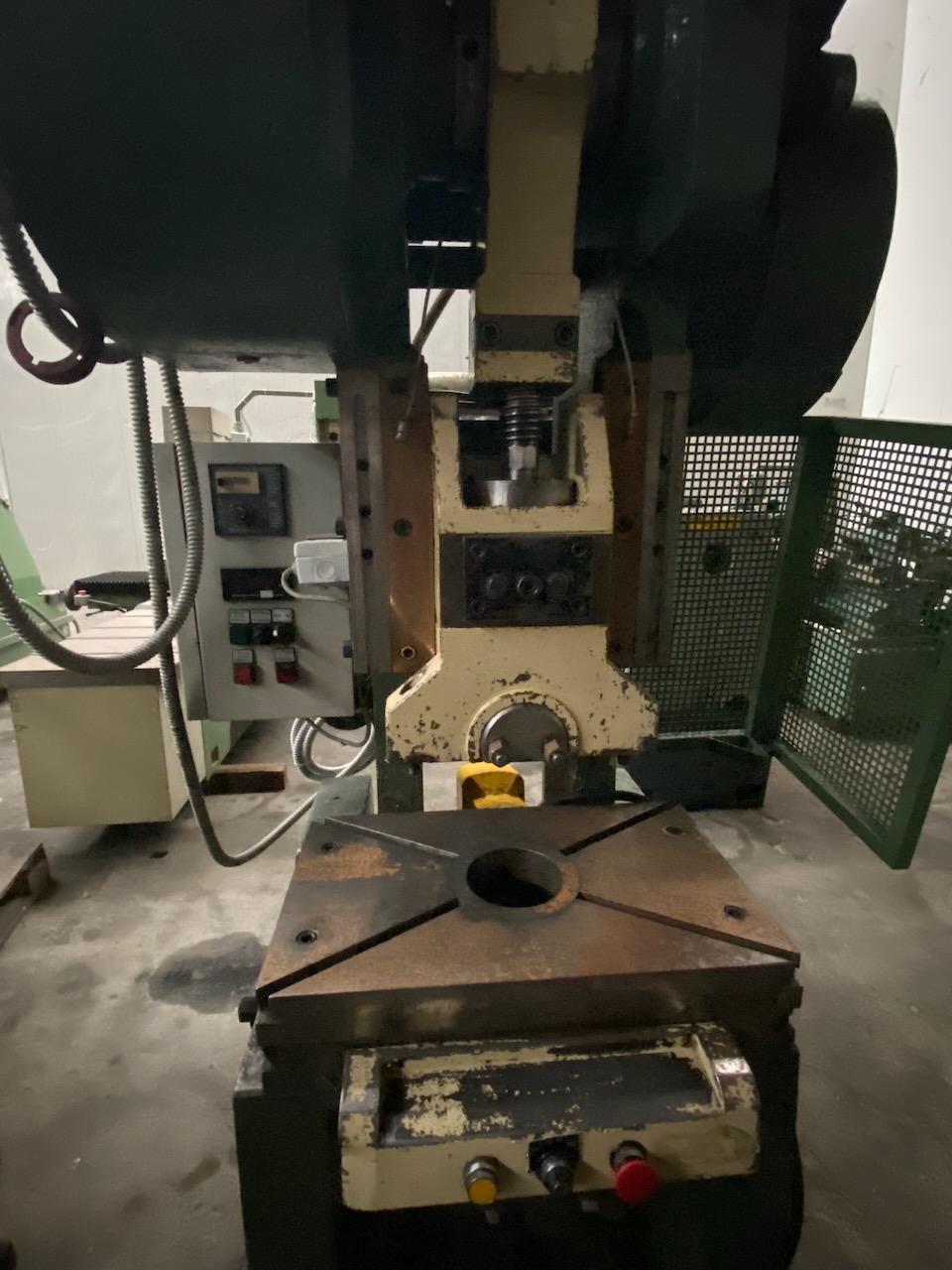 Usato Pressa eccentrica marca Invernizzi modello T/35 FZ, 35 tonnellate