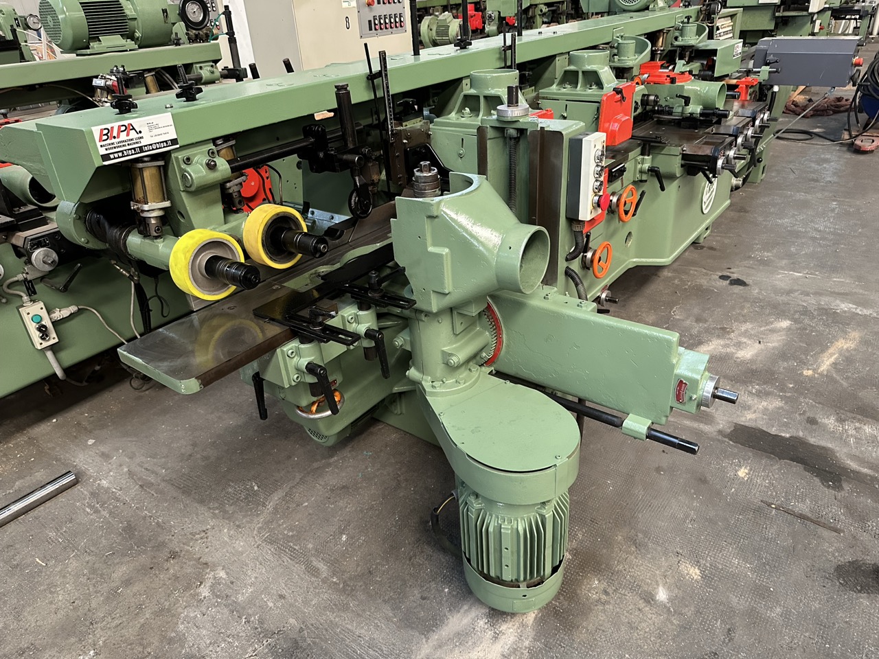 Ricondizionato Weinig U22N Scorniciatrice 8 alberi, piano rigato, traino ravvicinato, con caricatore laterale automatico