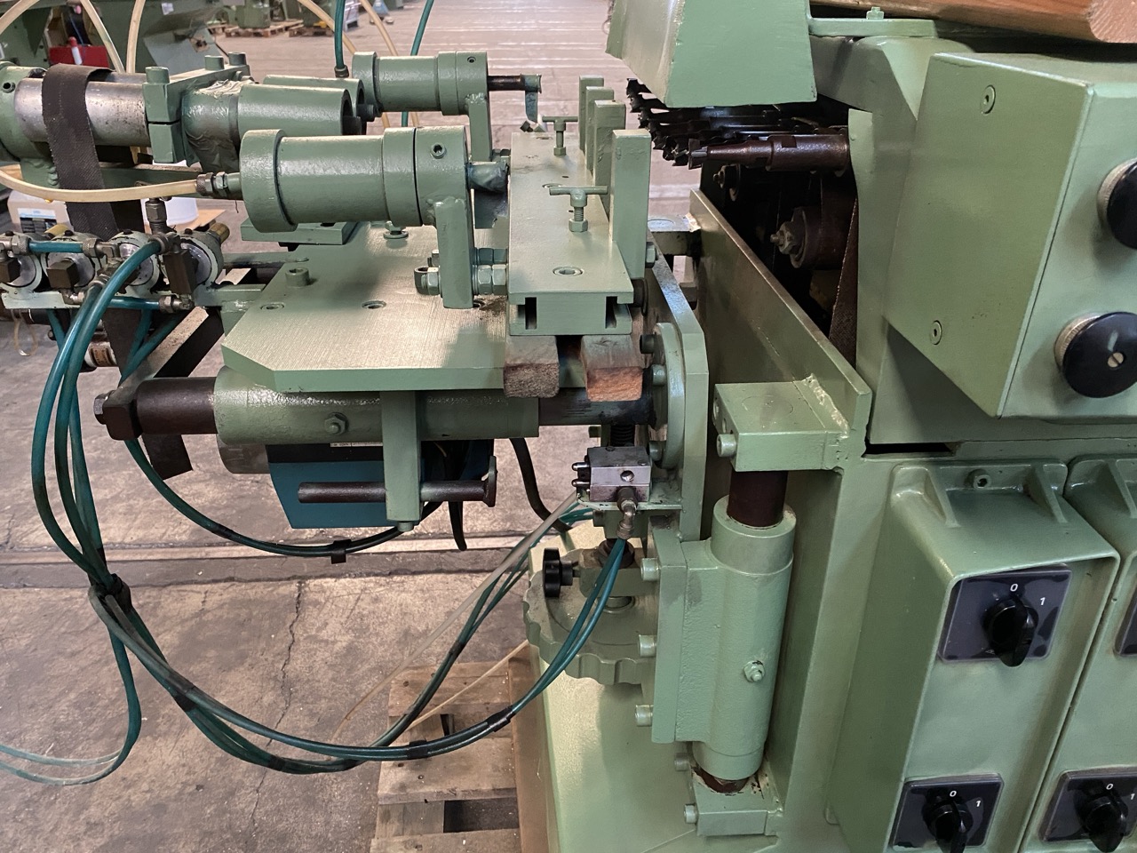 Usato Foratrice doppia, a 8 mandrini per lato, per colonnine di schienale di sedie modello “Old America”