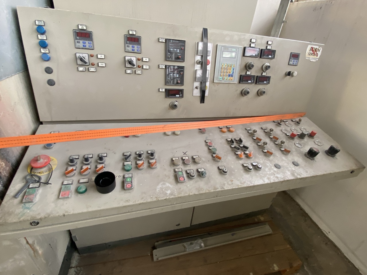 Usato 1999 CM System D8 Trasportatore aereo (catena di verniciatura) per la movimentazione di sedie o prodotti simili, tinti su ganci. Metri lineari 600