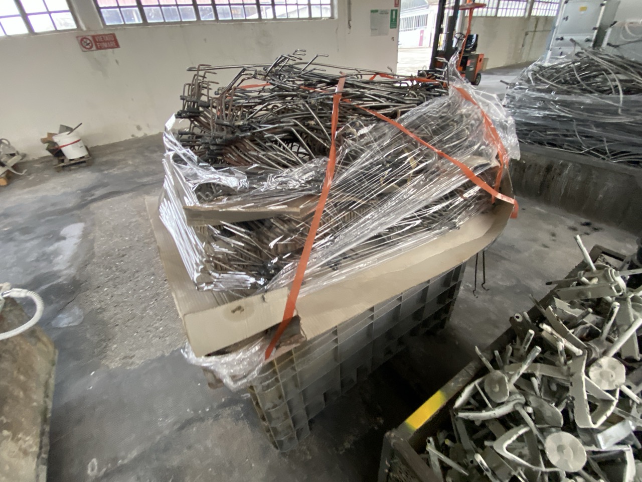 Usato 1999 CM System D8 Trasportatore aereo (catena di verniciatura) per la movimentazione di sedie o prodotti simili, tinti su ganci. Metri lineari 80.