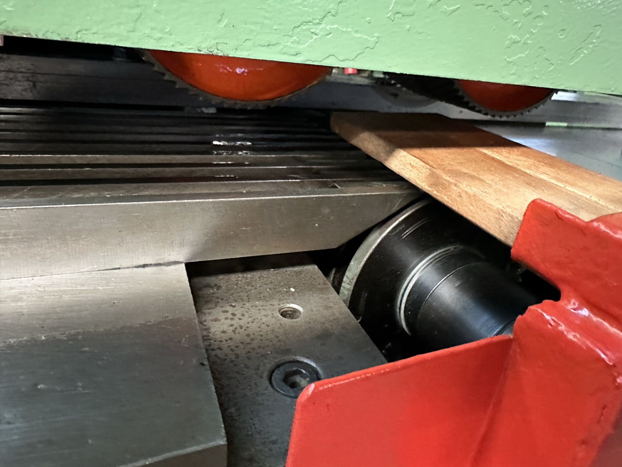 Ricondizionato Weinig U22N Scorniciatrice 8 alberi, piano rigato, traino ravvicinato, con caricatore laterale automatico