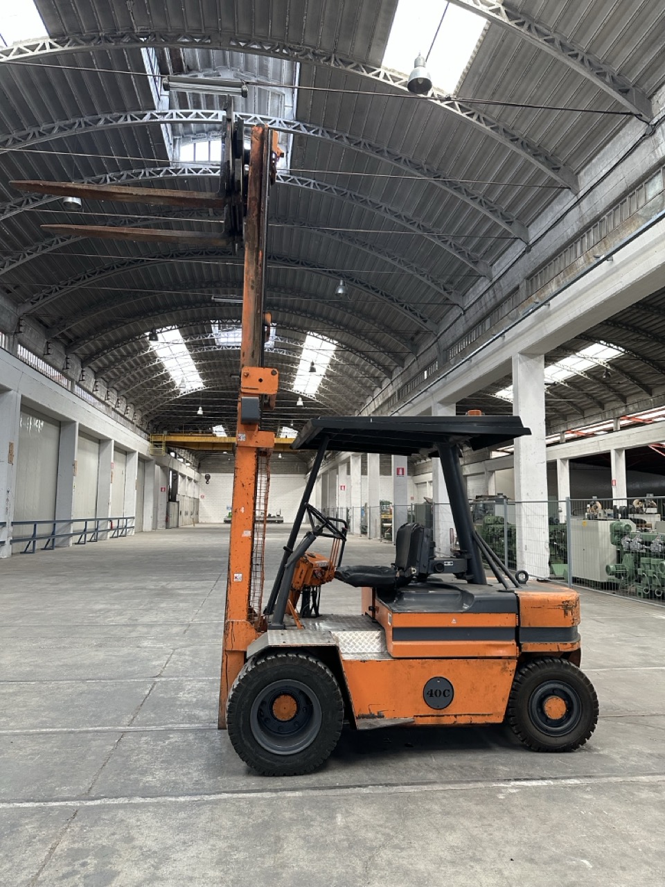 Usato 1990 Lugli 40C Sollevatore diesel, gemellato, con translatore