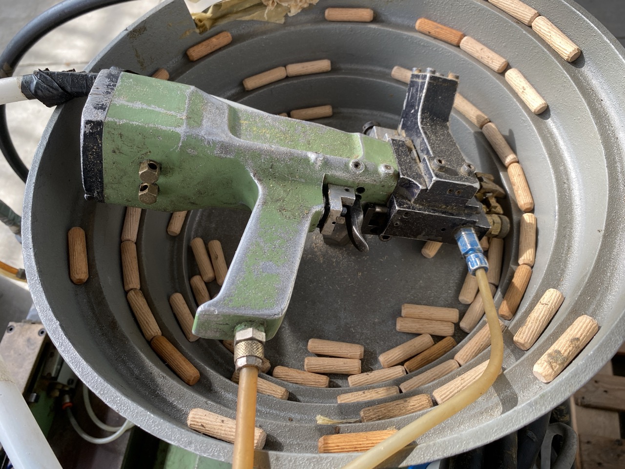 Usato Stock di 2 Inseritrici di spine da aggiustare (funzionanti al 70%)