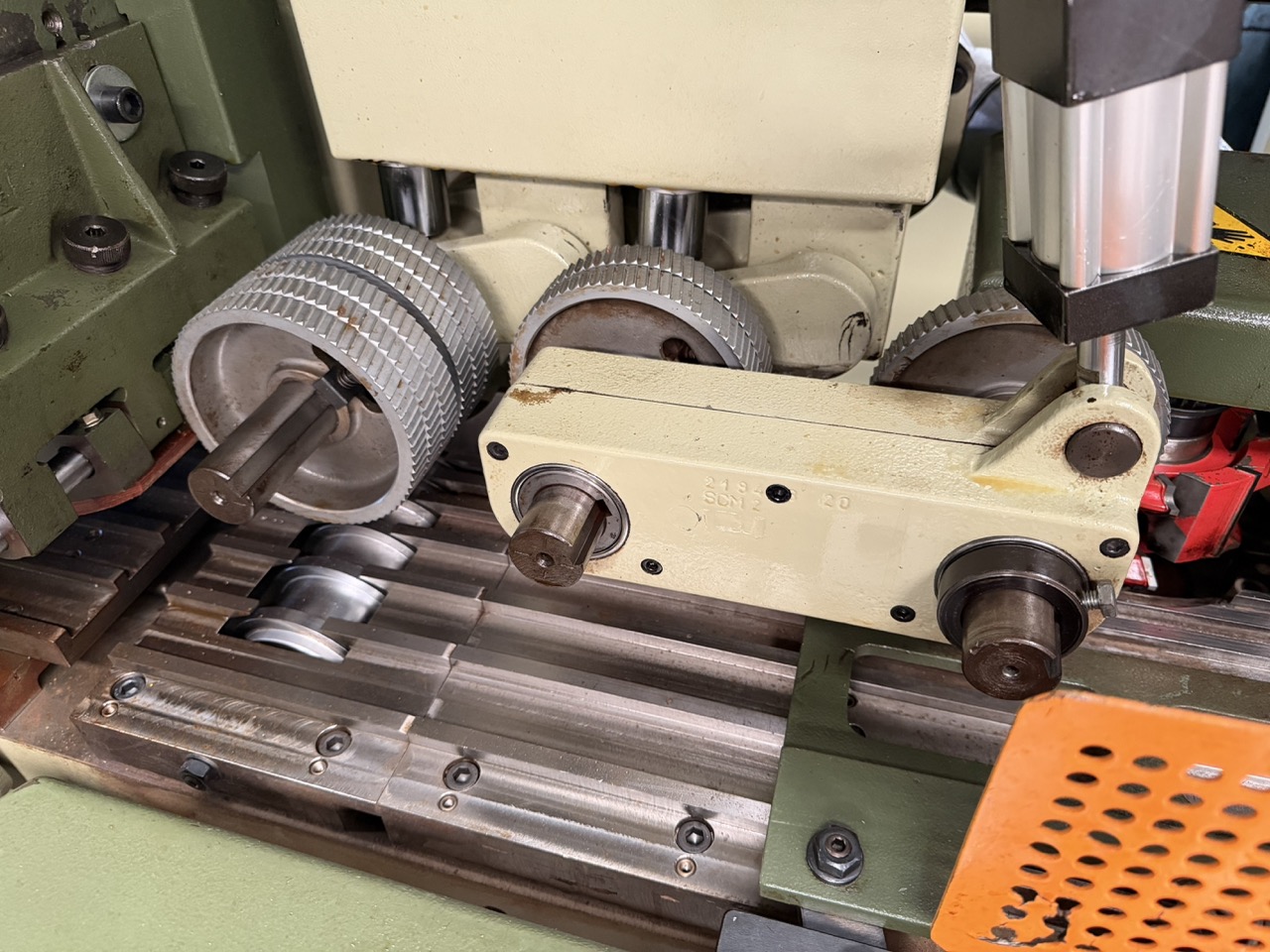Usato 1995 SCM Superset 23 Plus Scorniciatrice marchiata CE, a 6 alberi + 1 universale, banco da mm. 230 con piano rigato.