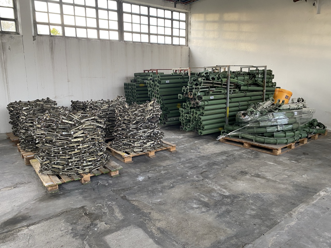 Usato 1999 CM System D8 Trasportatore aereo (catena di verniciatura) per la movimentazione di sedie o prodotti simili, tinti su ganci. Metri lineari 600