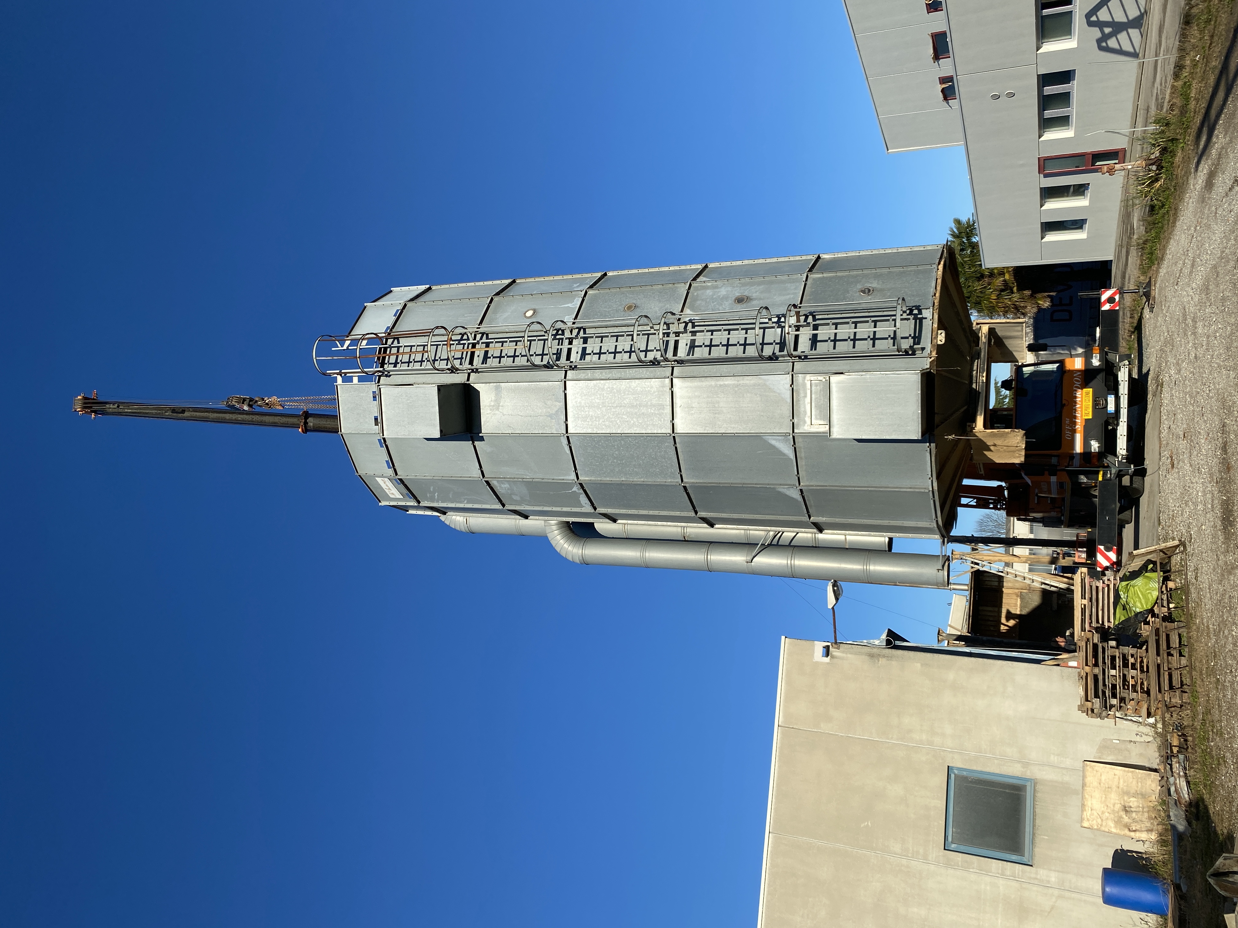 Usato Silos zincato, con scarico a caduta da sotto. Già smontato.