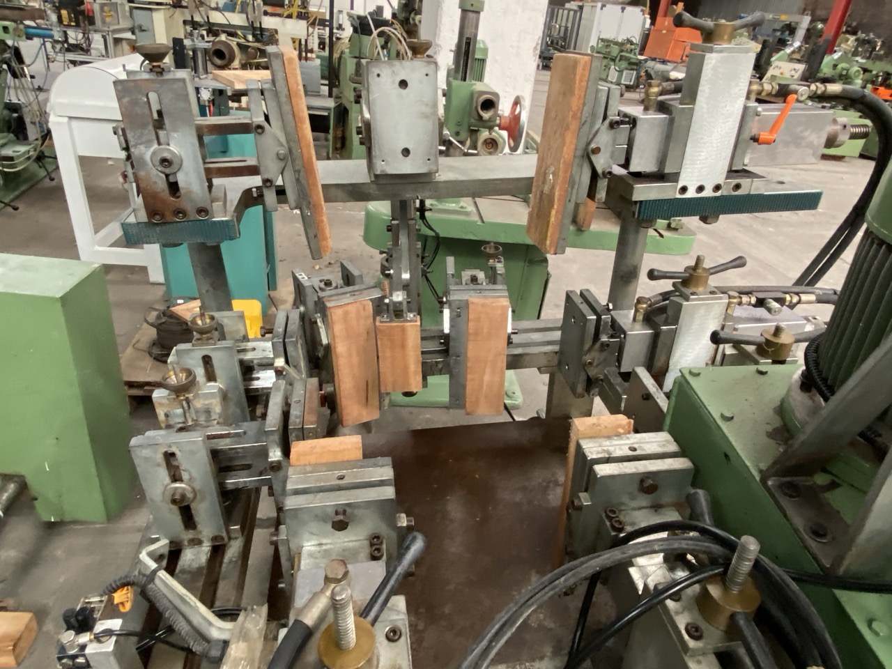 Usato Camam SI / F / 5C, Strettoio a fossa per sedie e poltrone in legno