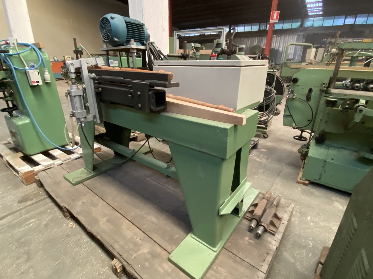 Usato Inseritrice di tirafondi a 2 mandrini, per gambe di tavolo