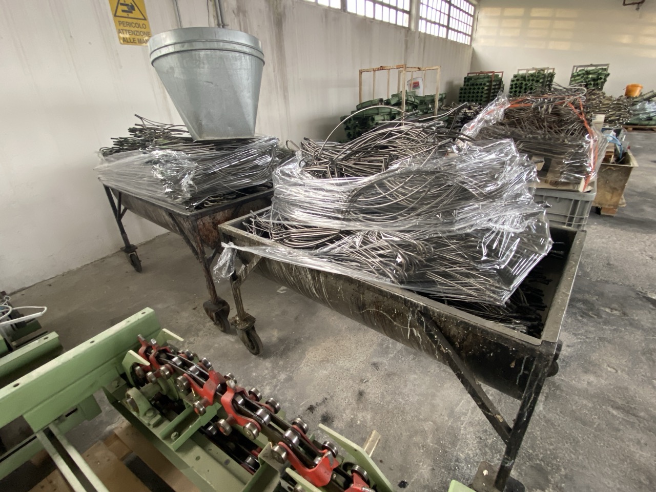 Usato 1999 CM System D8 Trasportatore aereo (catena di verniciatura) per la movimentazione di sedie o prodotti simili, tinti su ganci. Metri lineari 600