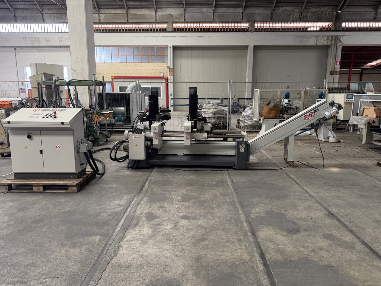 Usato 2002 Friulmac DUALFEED Troncatore - Caricatore per Scorniciatrice idraulico, automatico, con regolazione misure elettronica.