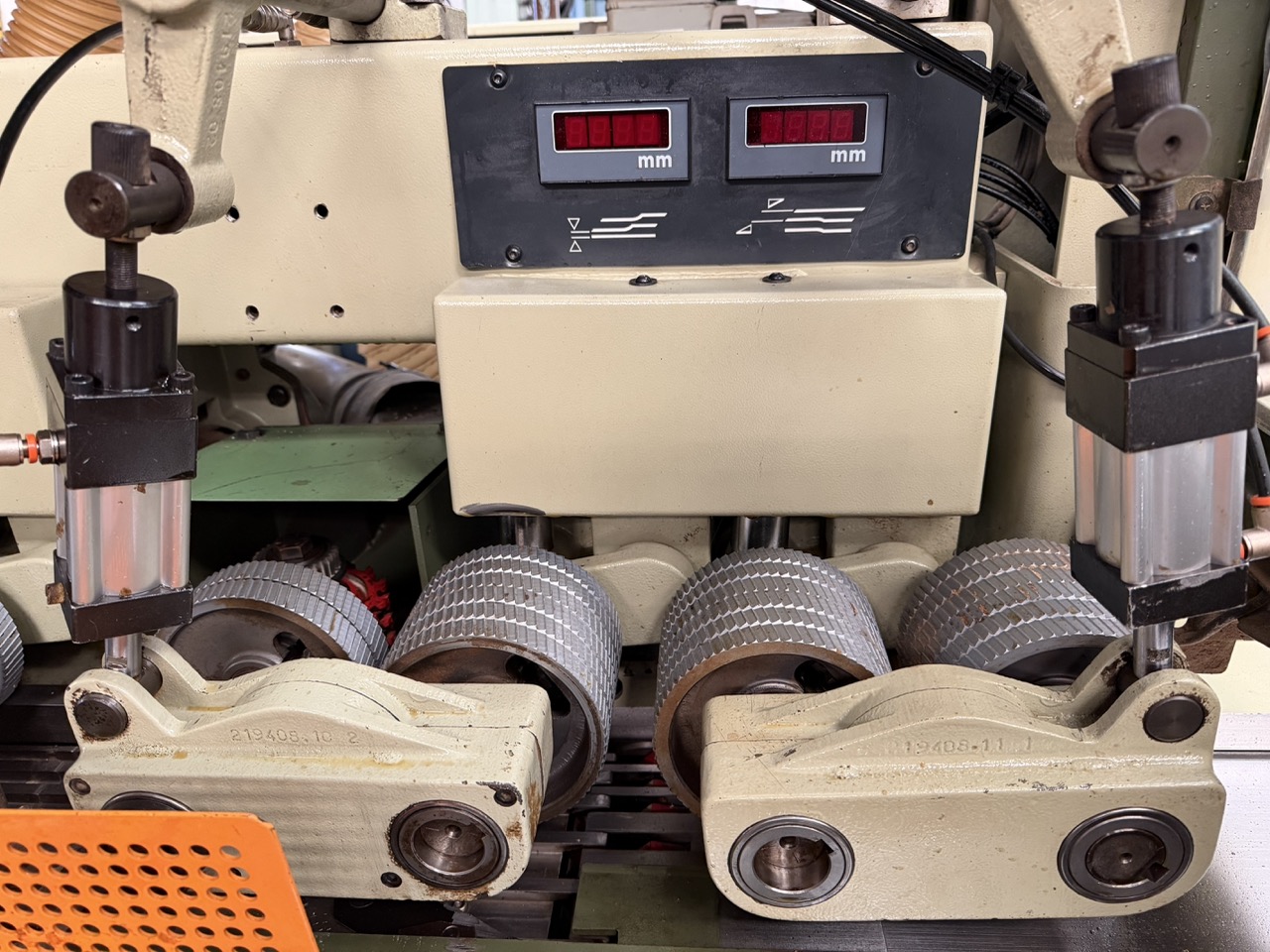 Usato 1995 SCM Superset 23 Plus Scorniciatrice marchiata CE, a 6 alberi + 1 universale, banco da mm. 230 con piano rigato.