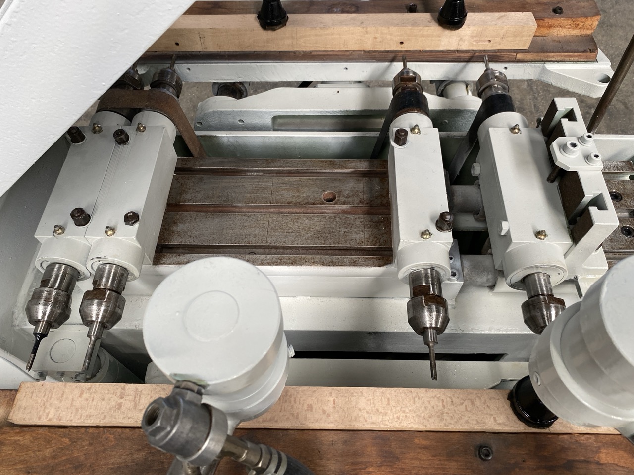 Usato Foratrice e oscillante orizzontale doppia, marca Sicma con 3 mandrini a forare e 1 mandrino oscillante, usata.