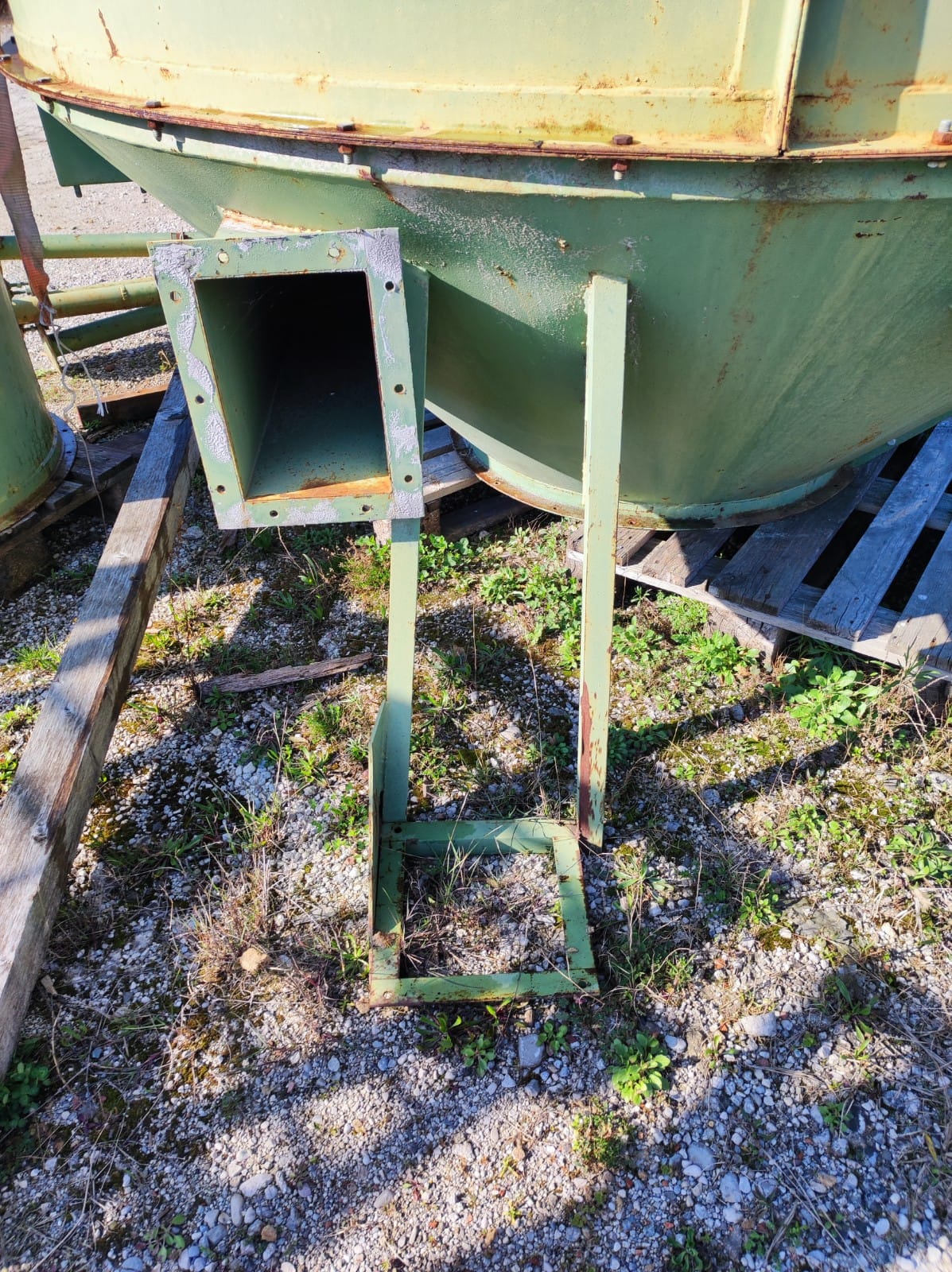 Usato Minisilos con pulizia a scuotimento motorizzato, e 2 motori di aspirazione, totale kw. 11,50.