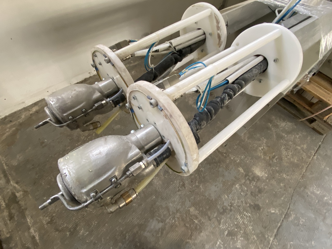 Usato 1999 CM System D8 Trasportatore aereo (catena di verniciatura) per la movimentazione di sedie o prodotti simili, tinti su ganci. Metri lineari 600