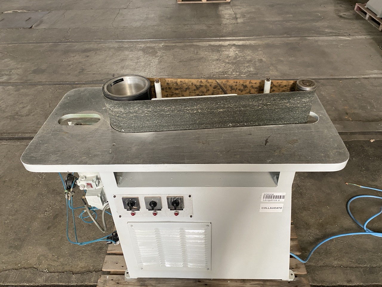 Usato Levigatrice a nastro verticale oscillante, con avanzamento