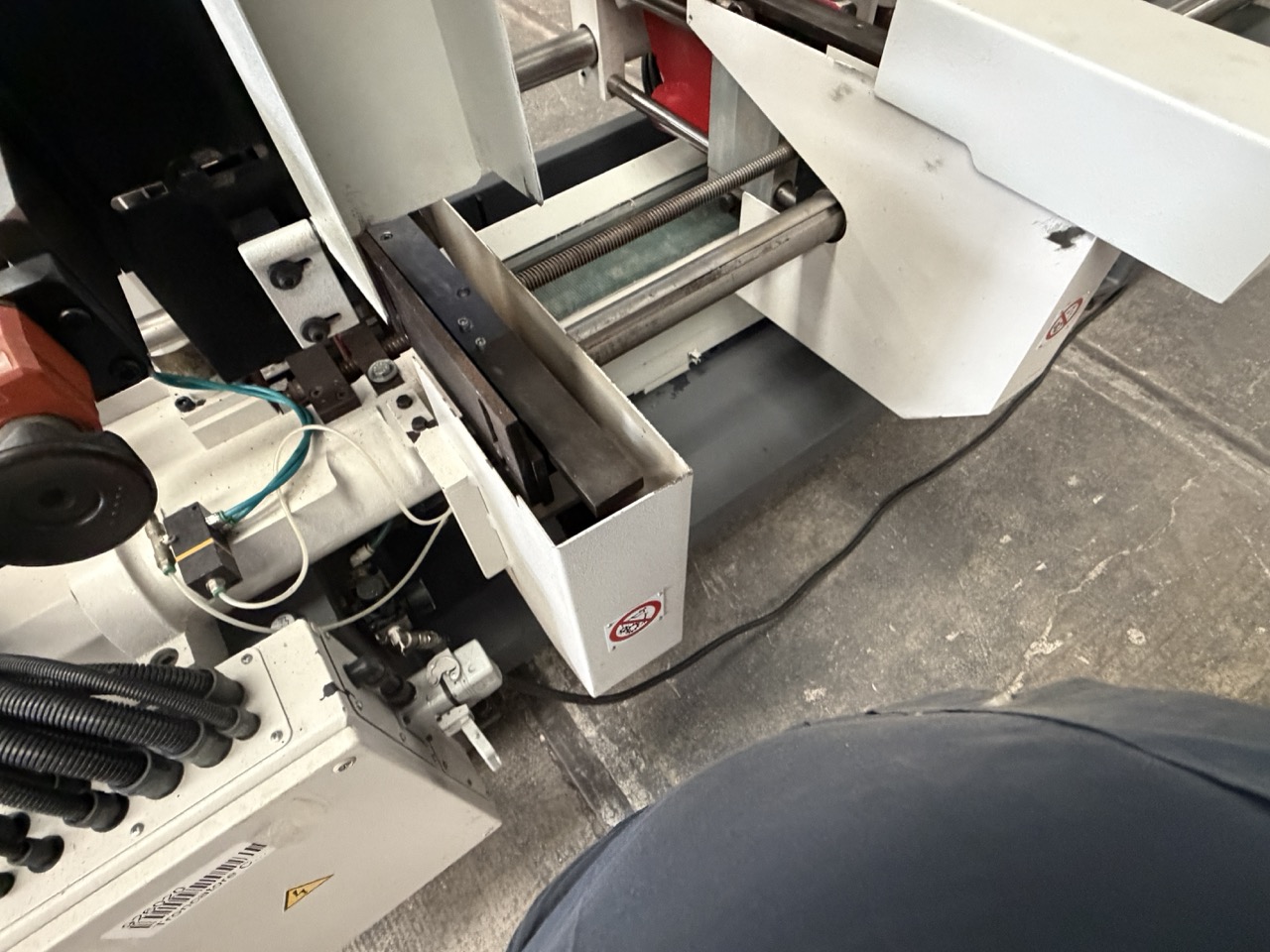 Usato 2002 Friulmac DUALFEED Troncatore - Caricatore per Scorniciatrice idraulico, automatico, con regolazione misure elettronica.